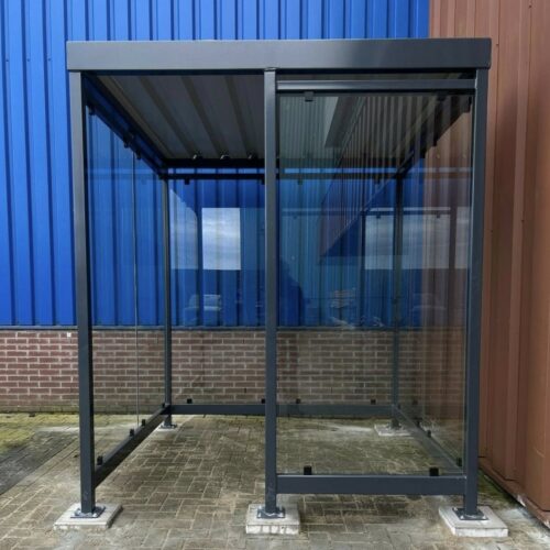 Rookoverkapping Myla Standaard 57 Bestel de rookabri – automaatoverkapping Myla bij SKWshop.nl met de laagste prijsgarantie en professionele montage. Afgebeeld de 2x2m. Perfect voor 4 tot 5 personen.